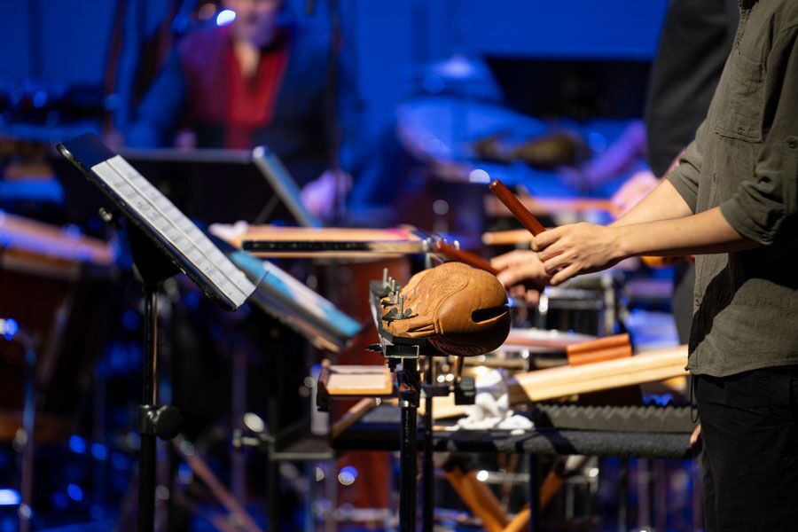 mehrere Menschen improvisieren auf unterschiedlichen Instrumenten