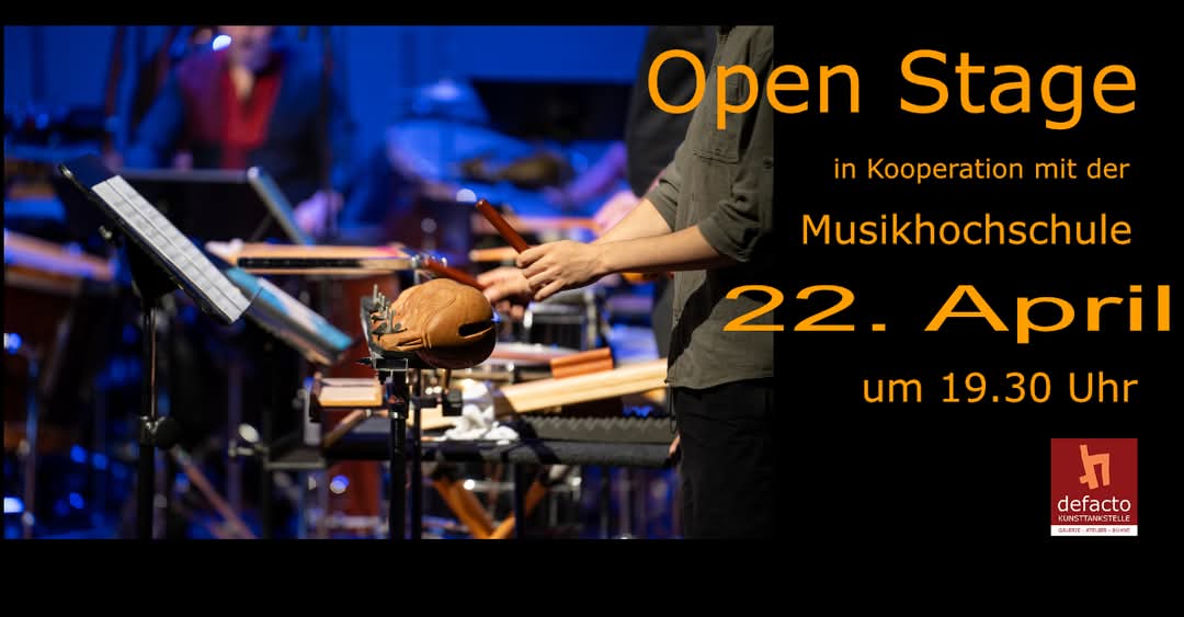 Plakat für die Veranstaltung "Open Stage am 22 April um 19:30 Uhr" in der Kunsttankstelle. Im linken Teil sieht man jemanden Percussion-Instrumente spielen.